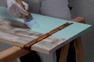 Application d'une peinture microporeuse pour le bois extérieur teintée bleu sur un volet