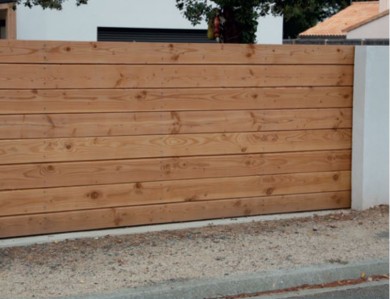 portails et clôtures en bois lasurés avec Satizol Performance