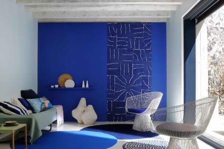 Salon avec fauteuil design et tapis bleu mer et peinture intérieure bleue tendance escapade méridionale de la collection infiniment zolpan 3