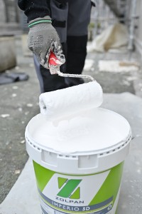 Rouleau de peinture avec vêtements et gant de travail avant application