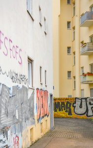Immeuble couvert de graffiti, à rénover avec de la peinture anti-tag de Zolpan