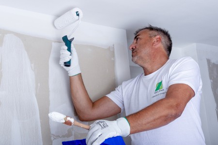 Application de peinture blanche qualité professionnelle Zolpan au rouleau et à la brosse pas un artisan peintre