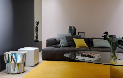 Salon design tapis jaune canapé gris peinture intérieure poudre essentielle collection infiniment zolpan 3