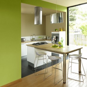 Cuisine lumineuse et naturelle avec peinture intérieure tendance green design de la marque infiniment Zolpan 1