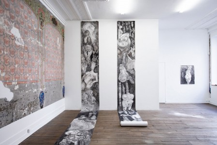Chantier Zolpan : galerie Hervé Bize, salle en papier peint et murs blancs