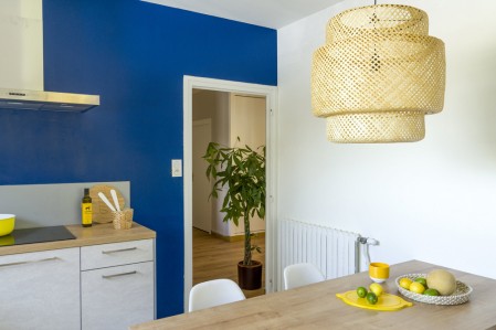 Cuisine mur bleu, assez petite, lumineuse, peinture Zolpan