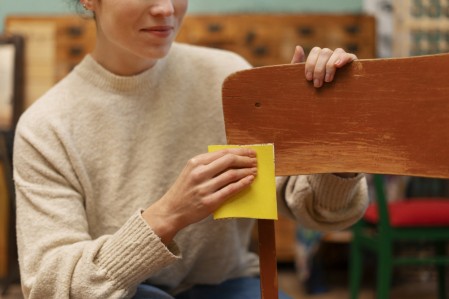 Rénovation meuble bois vernis sans poncer, égrenage chaise en bois