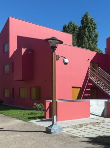 Revêtements et peintures de façade d'un bâtiment logements rouge/rose