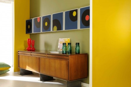 Meuble salle à manger design années 70 peinture intérieur jaune et verte dynamic rétro de la collection infiniment zolpan 3