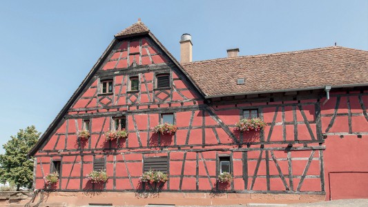 Peinture façade minérale rouge typique de France, protection du patrimoine avec les peintures Zolpan de qualité professionnelle
