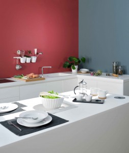 Cuisine design blanche et épuré avec peinture intérieure rose et bleu sweet médiation de la collection infiniment zolpan 3