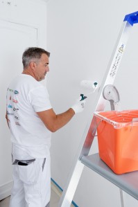 Application de peinture blanche Zolpan avec marchepied pour poser le camion et faciliter l'application