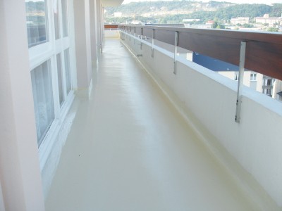 Finition étanchéité liquide SEL en peinture Zolpan, gamme Revalpa, pour un balcon