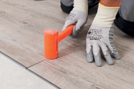 Pose de sol PVC à clipser effet bois naturel acoustique et confortable au toucher