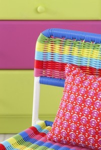 Chaise pour enfant qui illustre la peinture Zolpan collection Nuances Enfantines "les petits clowns"