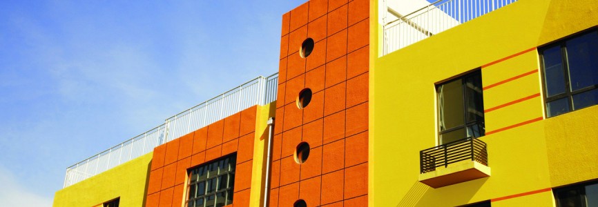Façade colorée orange et jaune d'un bâtiment de bureaux et campus étudiants