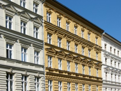 Façades bâtiments blanches et jaunes du patrimoine français en peinture Zolpan minérale