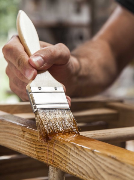 Application d'une peinture, lasure, d'un vernis ou d'une huile pour protéger et décorer le bois