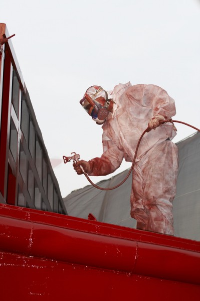 Application peinture airless, airless peinture, peinture rouge métal, peinture extérieure application pulvérisateur