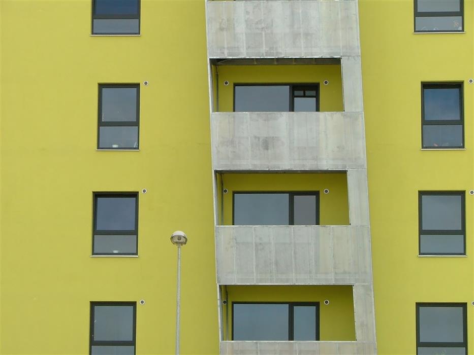 Façade d'immeuble d'habitation rénovée avec de la peinture extérieure dans les tons verts