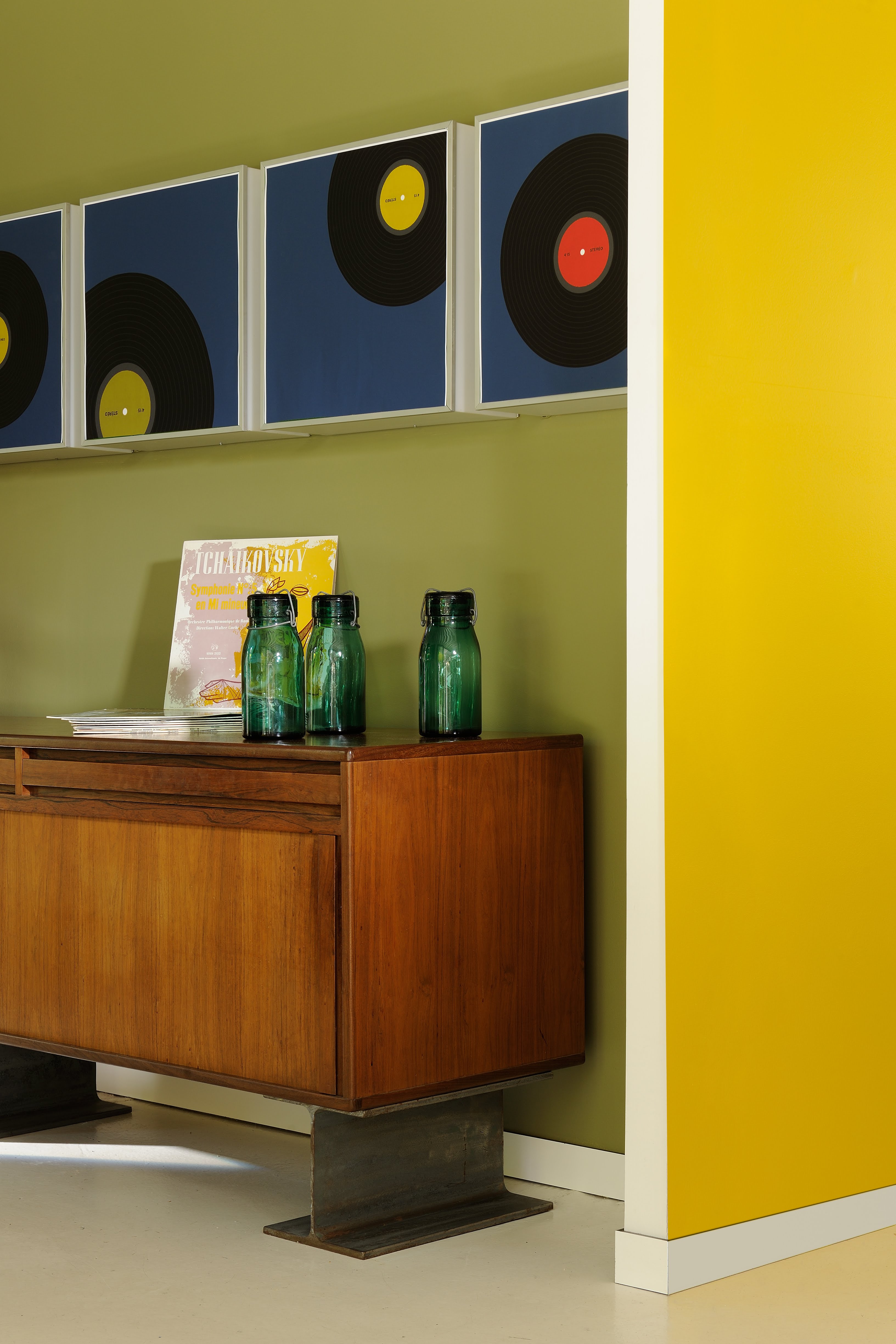 Bureau ou bibliothèque réaslisé(e) avec de la peinture intérieure dans les tons de jaune et de vert