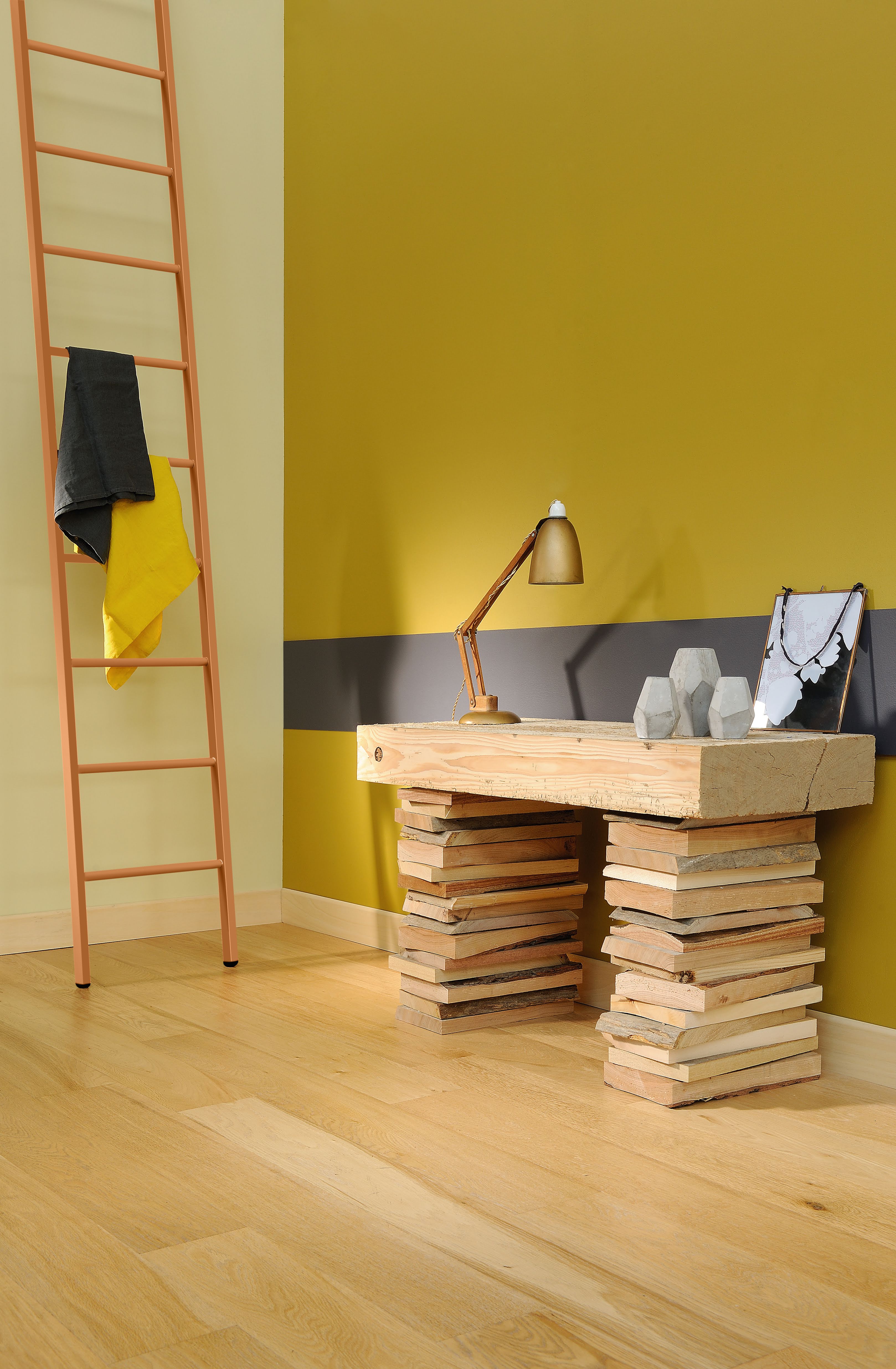 Bureau ou bibliothèque réalisé(e) avec de la peinture intérieure dans les tons naturels, de gris et de jaunes