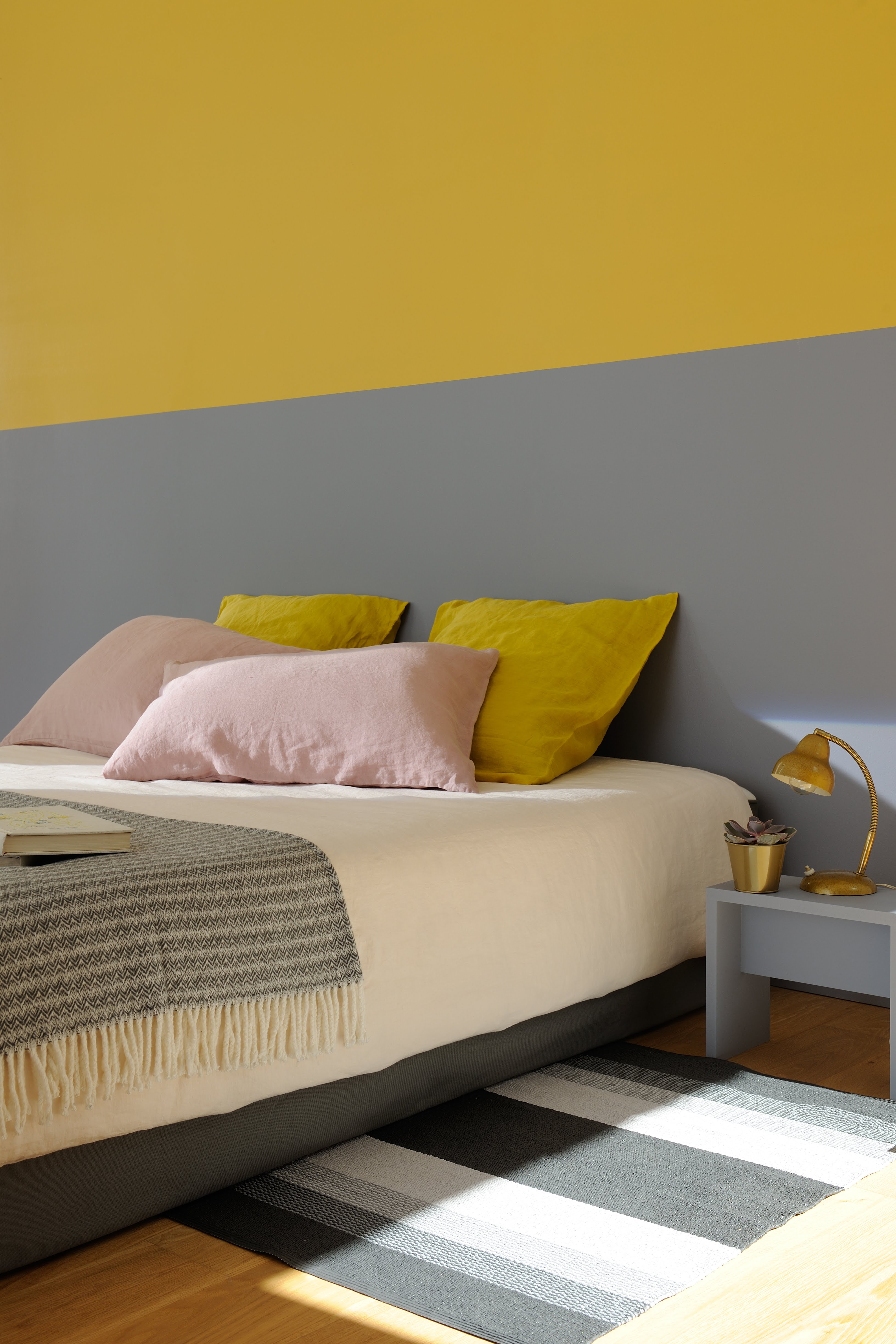 Chambre adulte réalisée avec de la peinture intérieure dans les tons de jaunes et de gris