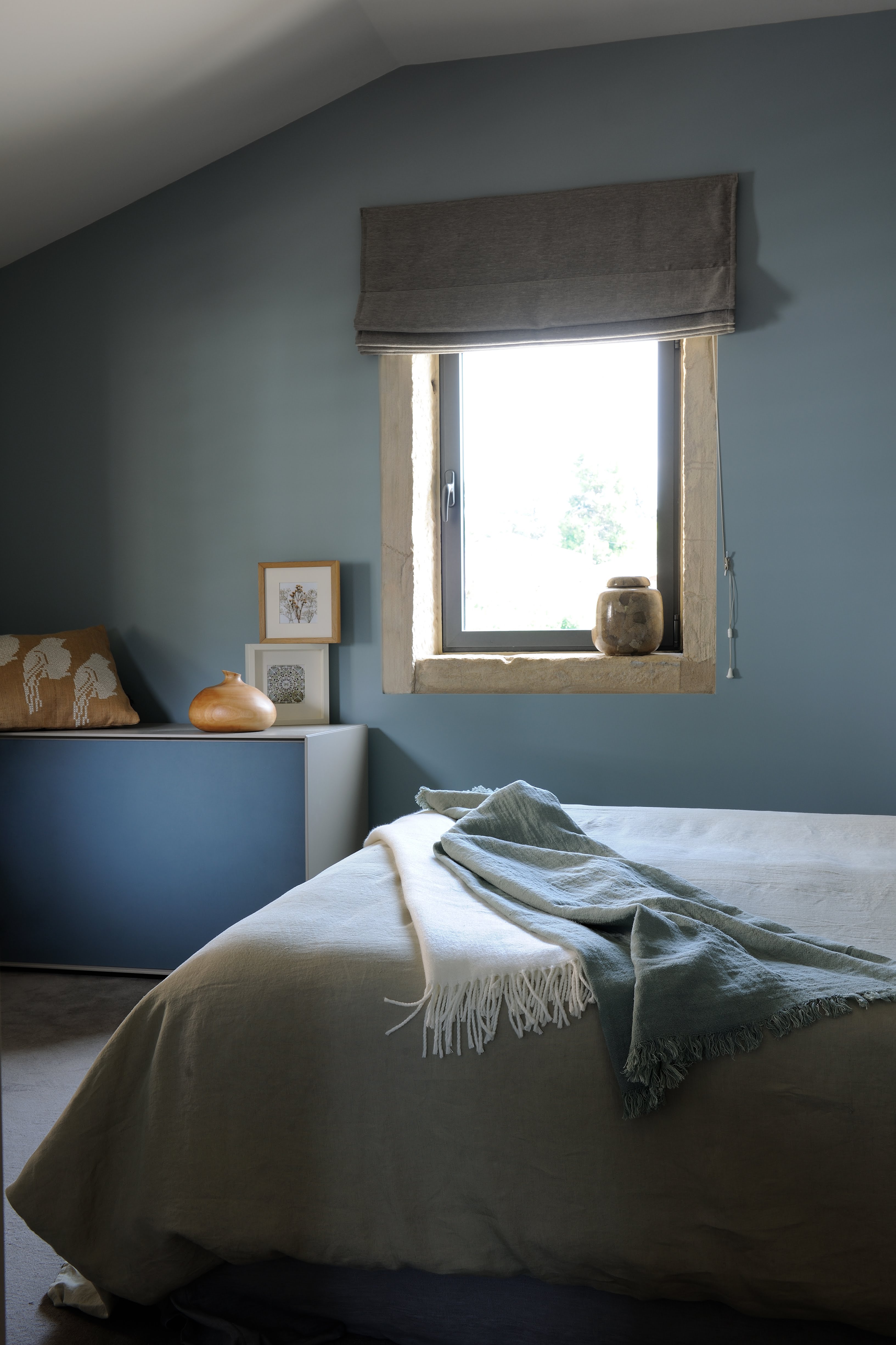 Chambre adulte réalisée avec une peinture intérieure murale dans les tons de bleus, gris et beiges