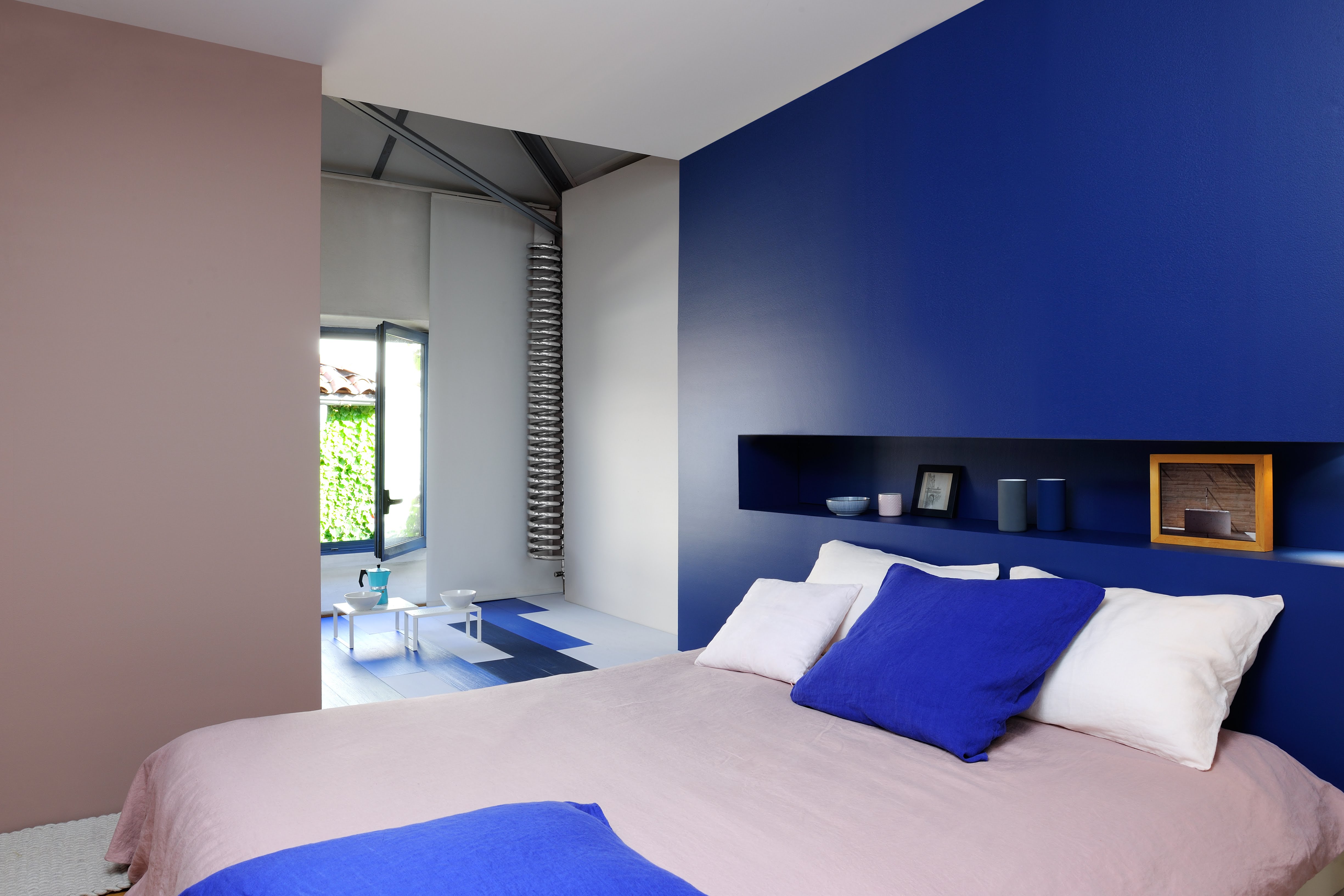 Chambre adulte réalisée avec de la peinture intérieure dans les tons pastels, beiges et bleus