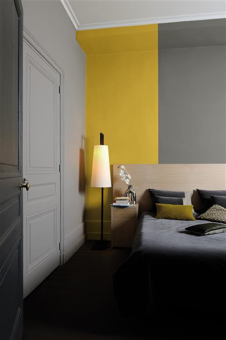 Chambre réalisée avec de la peinture intérieure murale de couleurs jaune et grise