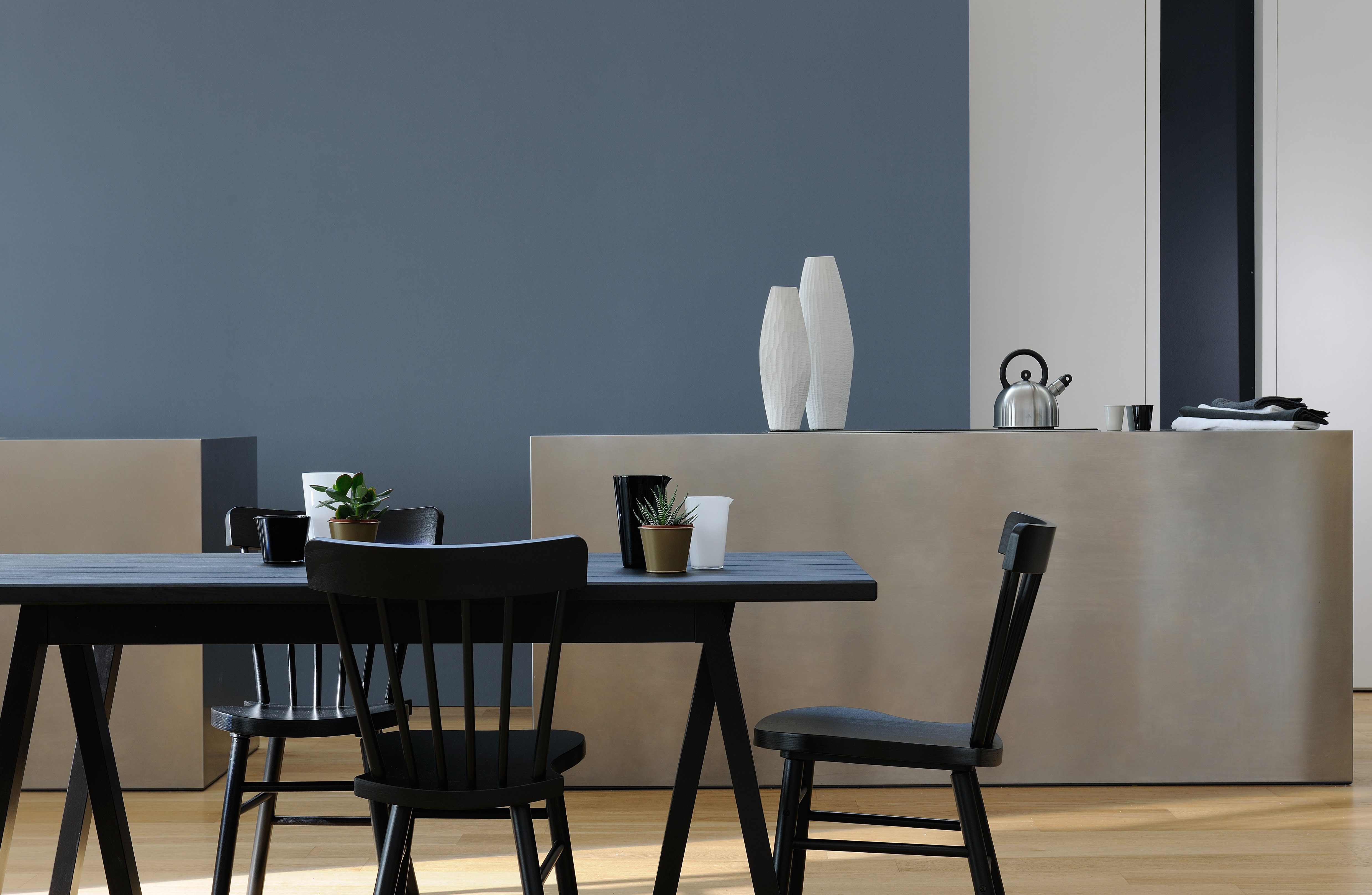 Cusine, salon ou salle à manger réalisée avec de la peinture intérieure dans les tons de gris, bleus et pastels