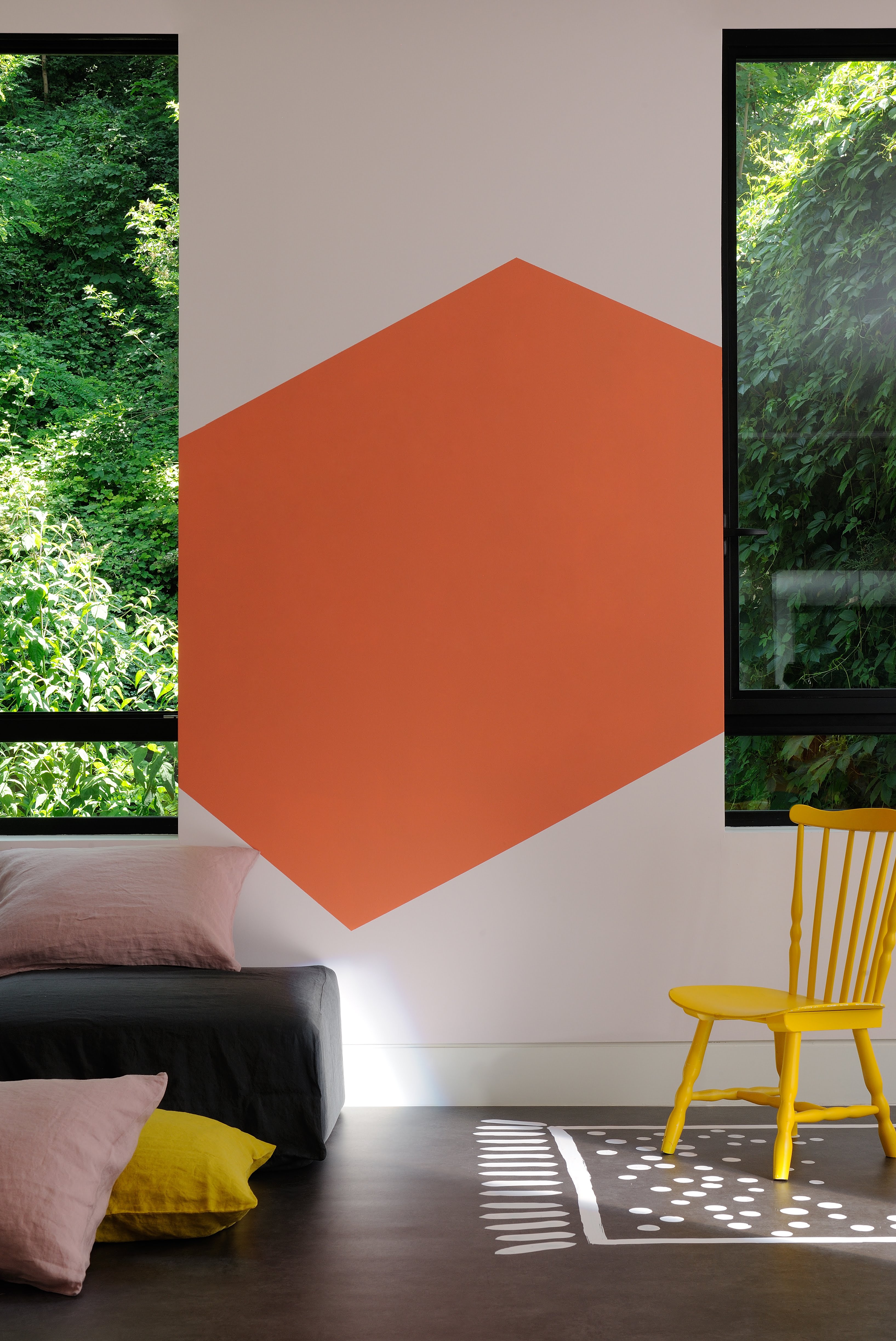 Salon ou salle à manger réalisée avec de la peinture intérieure dans les tons naturels et d'orange
