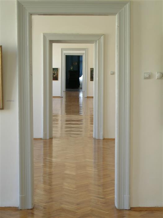 Accueil / hall / couloir d'un bâtiment type musée réalisé avec de la peinture intérieure dans les tons naturels blancs