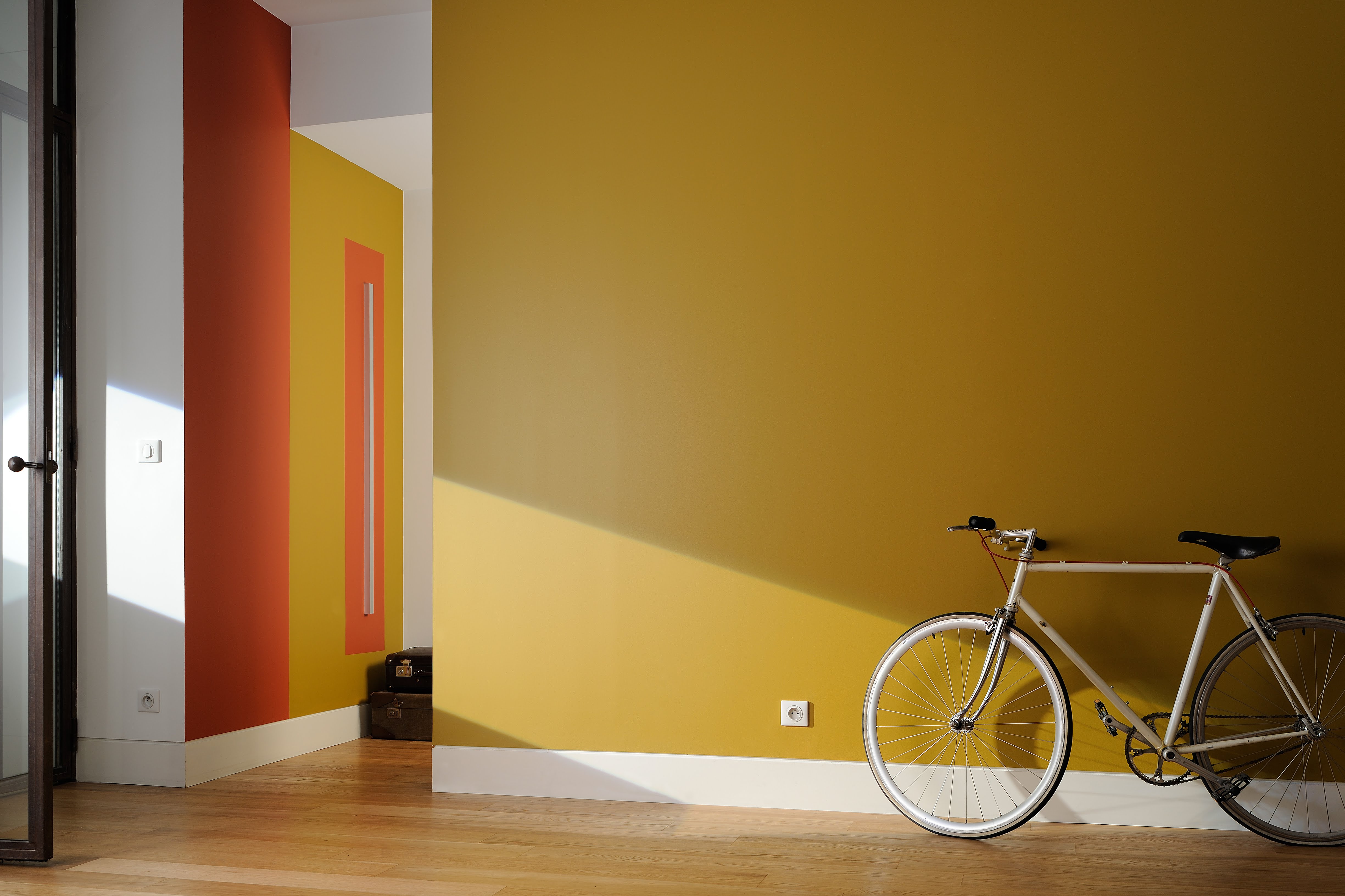 Entrée ou couloir réalisé(e) avec de la peinture intérieure dans les tons de jaunes et oranges