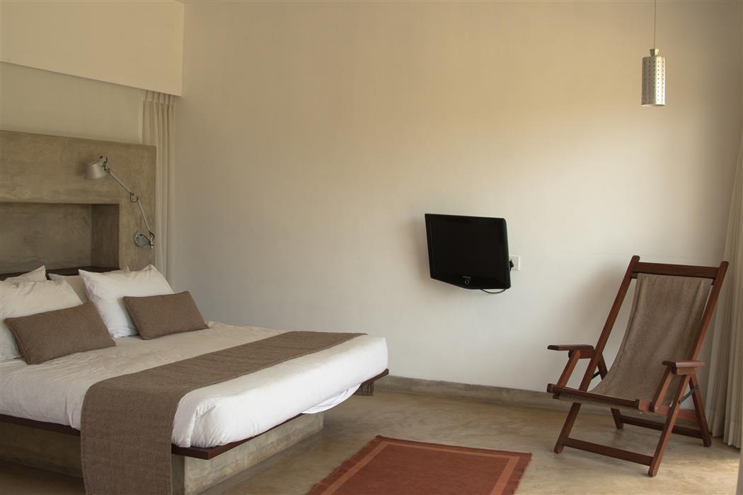 Chambre d'hôtel réalisée avec de la peinture intérieure dans les tons naturels de beige et blanc