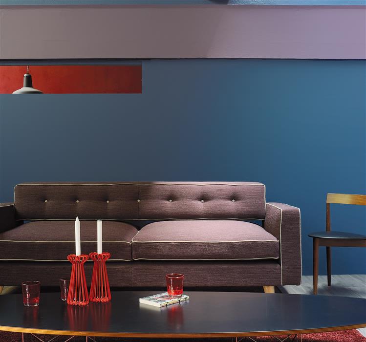 Salon réalisé avec de la peinture intérieure dans les tons bleus, violets et rouges