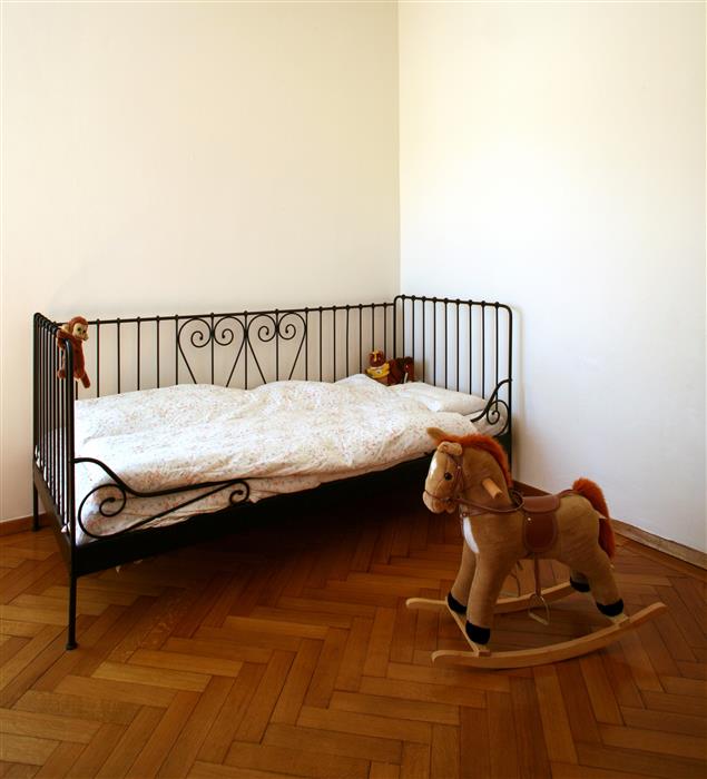 Chambre d'enfant réalisée avec de la peinture intérieure dans les tons naturels blancs et le lit peint dans des tons sombres