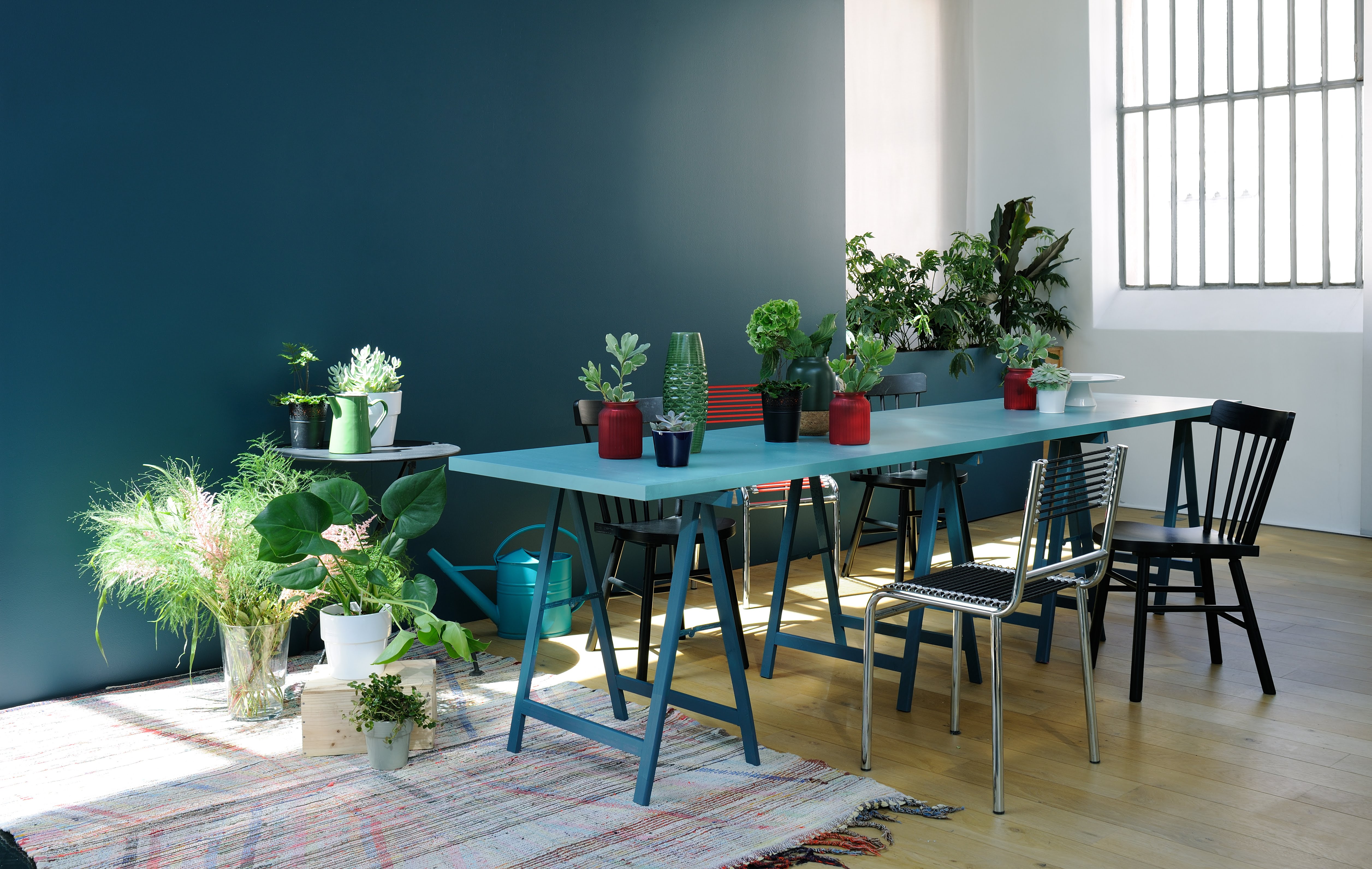 Salle à manger réalisée avec de la peinture intérieure dans les tons de verts et de bleus