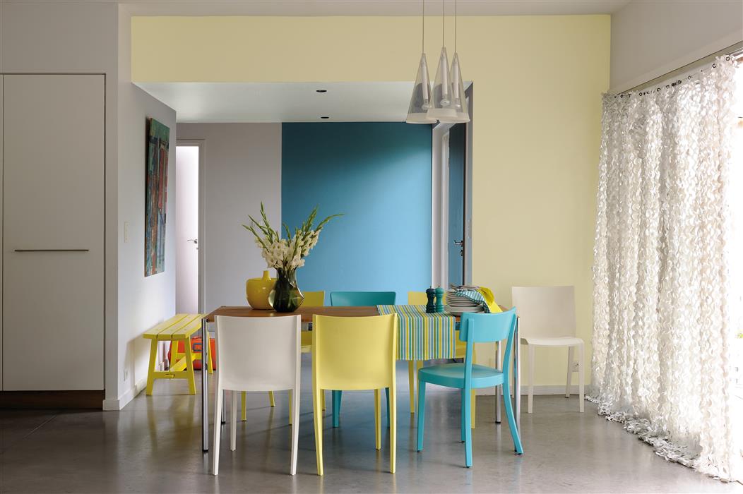 Salle à manger réalisée avec de la peinture intérieure dans les tons de blanc, de jaune et de bleu
