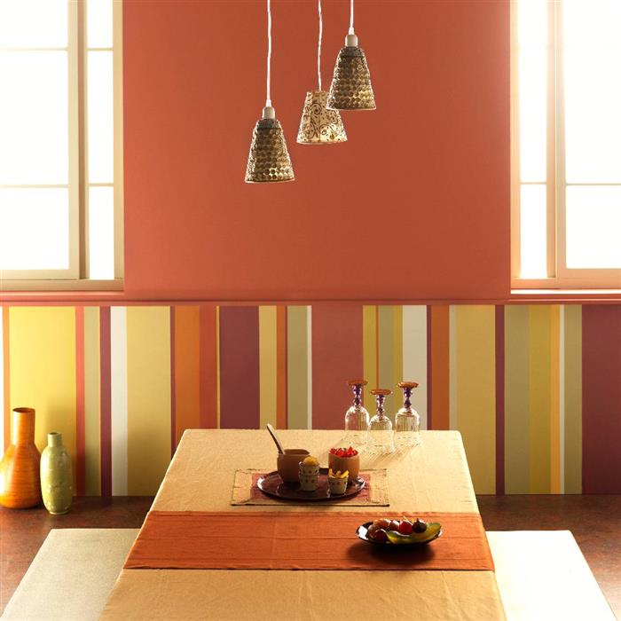 Salle à manger réalisée avec de la peinture intérieure dans les tons de gris, orangés, rouges, ocres