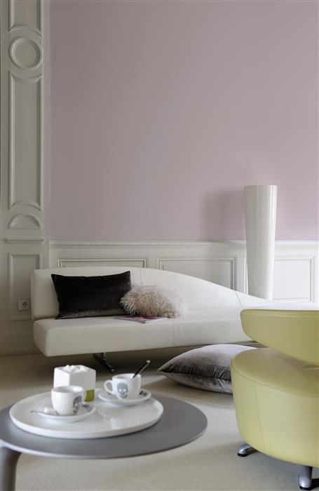 Salon réalisé avec de la peinture intérieure dans des teintes pastels de rose et de gris
