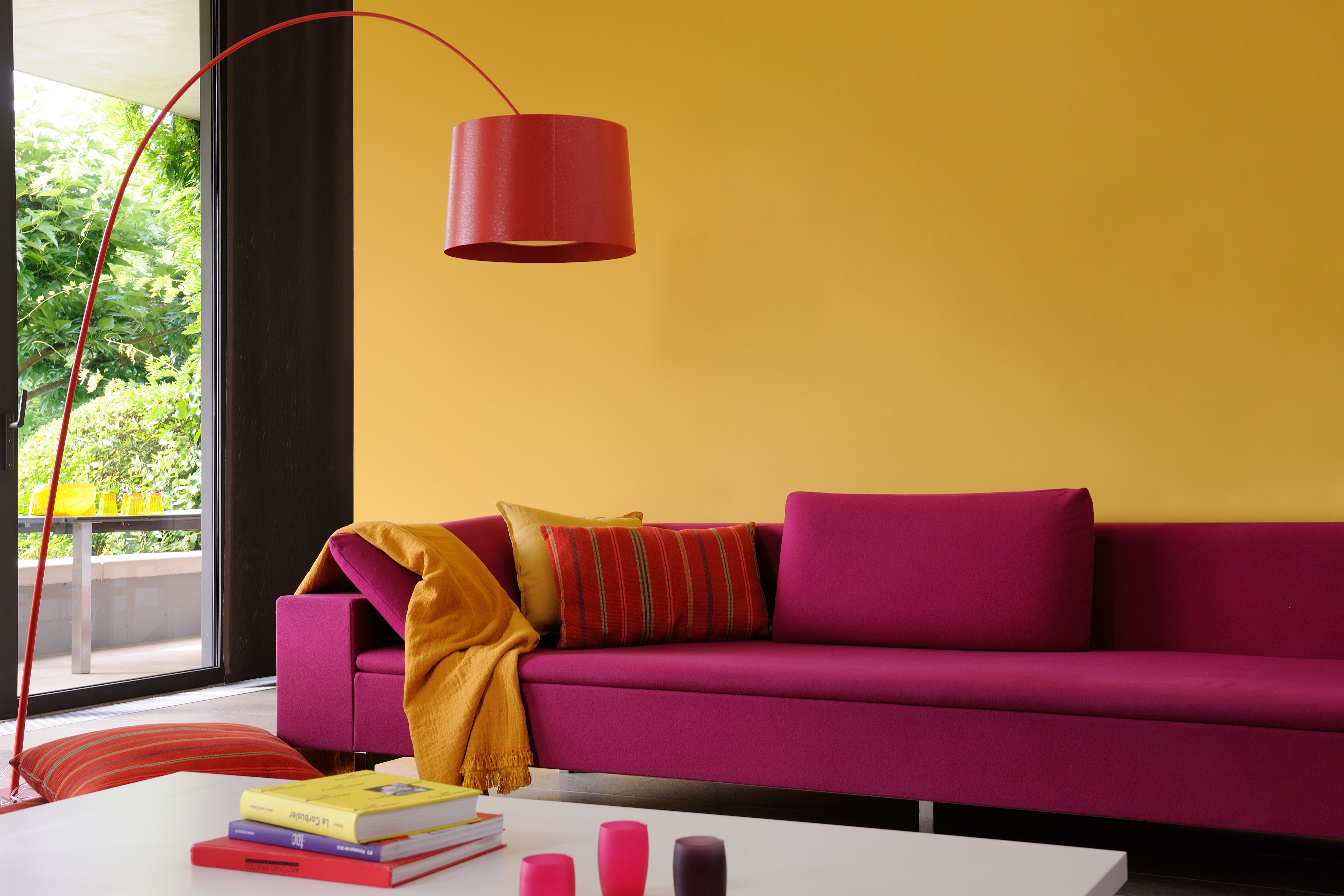 Salon réalisée avec de la peinture intérieure dans les tons de jaune et de rouge