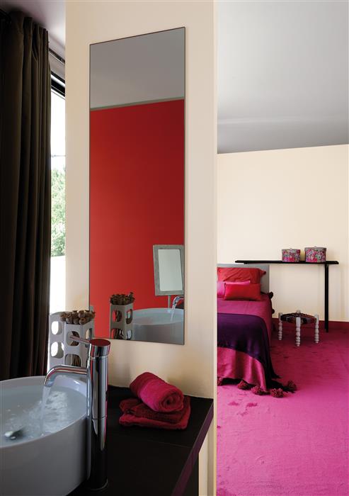 Chambre adulte et salle de bain (suite parentale) réalisée avec de la peinture intérieure dans les tons de beige et de rouges orangés